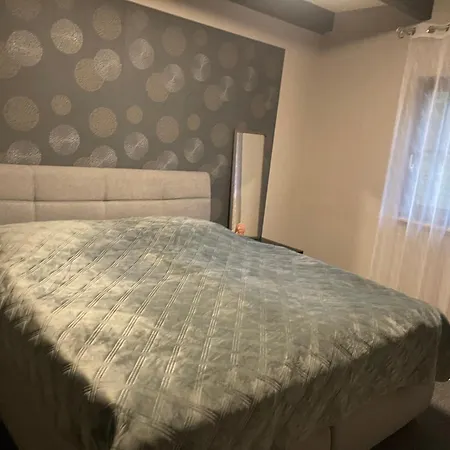 Apartman Gehobene Drei Mit Esszimmer Und Kamin Mit Ueberdachter Terrase Und Dem Teich Idyllisch Sich Zu Erholen Hadamar