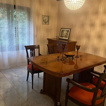 Apartman Gehobene Drei Mit Esszimmer Und Kamin Mit Ueberdachter Terrase Und Dem Teich Idyllisch Sich Zu Erholen